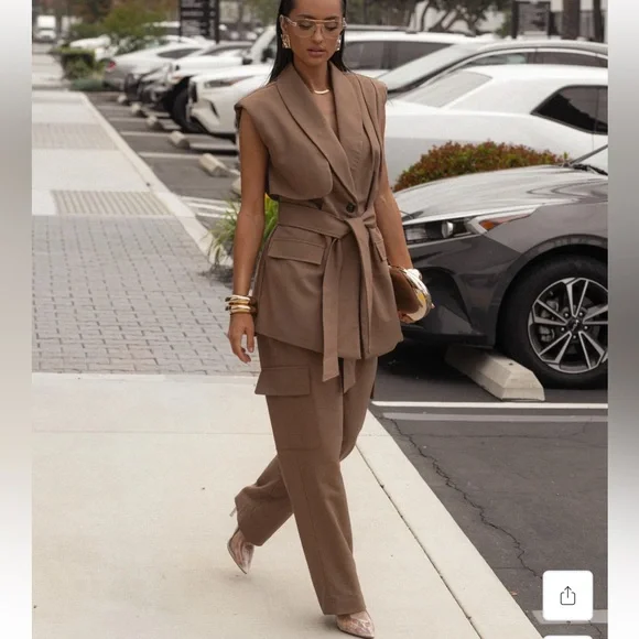 Tan brown vest - Picture 2 of 10